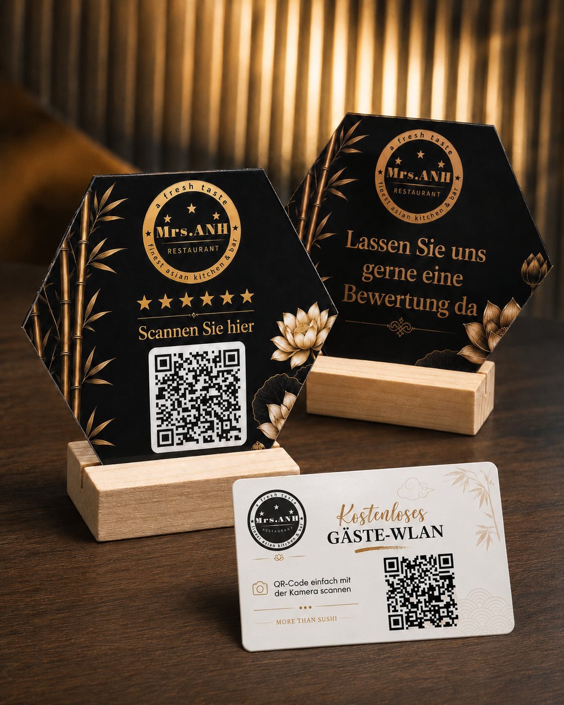 QR-Bewertungsaufsteller und Gäste-WLAN-Karte für Mrs. ANH Restaurant — UV-Druck im Schwarz-Gold-Look mit Bambus und Lotusblüten